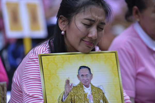 泰国国王普密蓬（Bhumibol Adulyadej）在民众中享有很高威望。图为10月13日民众在哀悼。（MUNIR UZ ZAMAN/AFP/Getty Images）